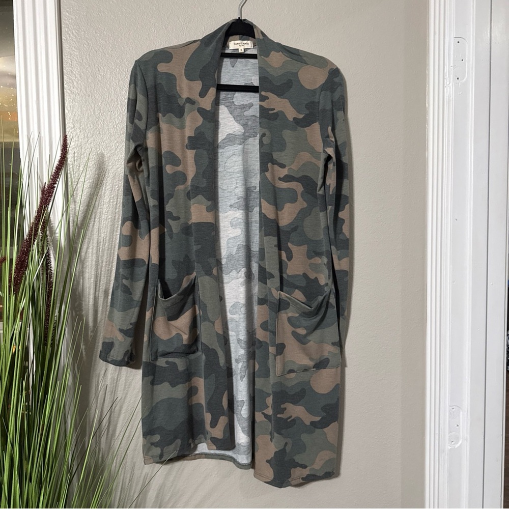 #660 Sweet lovely long sleeve camo cardigan with pockets size small
